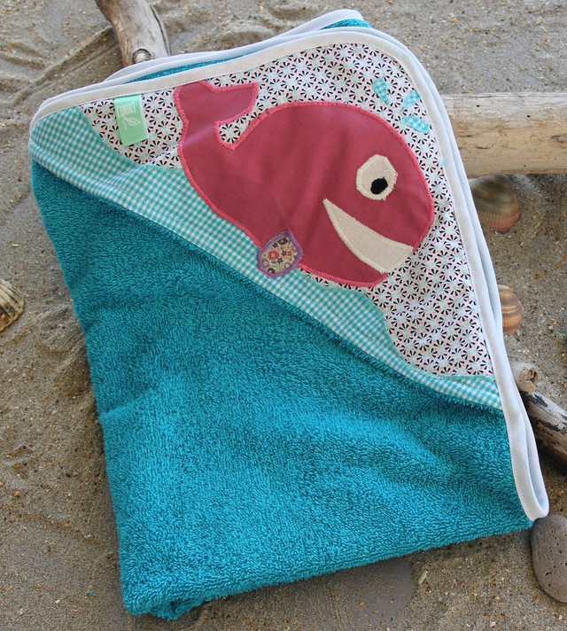 Carré de bain turquoise avec baleine rose