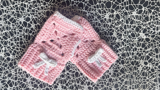 Mitaines roses au crochet avec nœuds blancs – Fait main avec amour