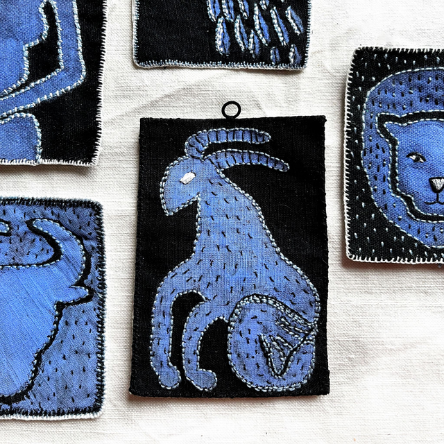 Signe astrologique capricorne, peint et brodé