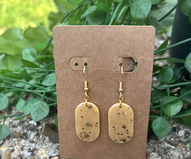 Boucles d’oreilles résine marron clair et doré avec paillettes 