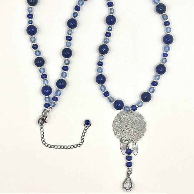 C51 - Collier perles verre bleues pendentif rosace 