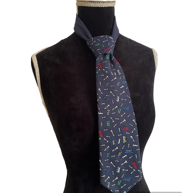 Cravate femme motif pièces jeu d’échecs 