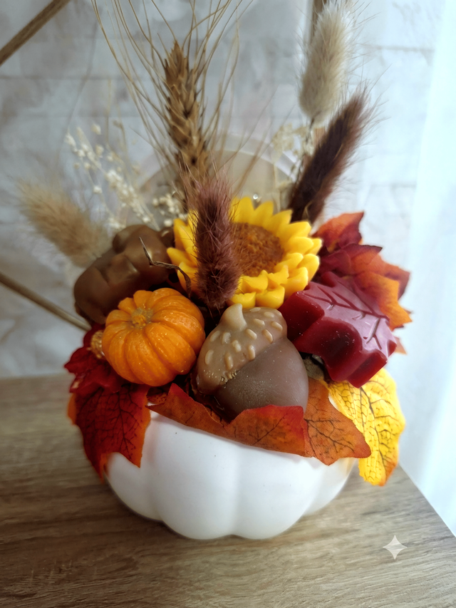 Bouquet d'automne en cire végétale et parfum de Grasse dans sa citrouille en céramique