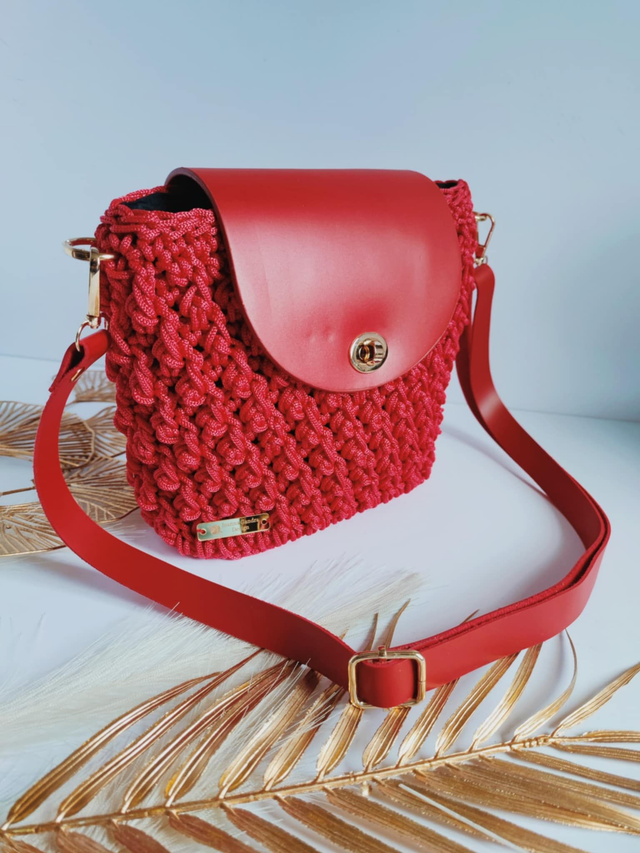 Sac Nina – Sac bandoulière en crochet rouge avec cuir et détails dorés 