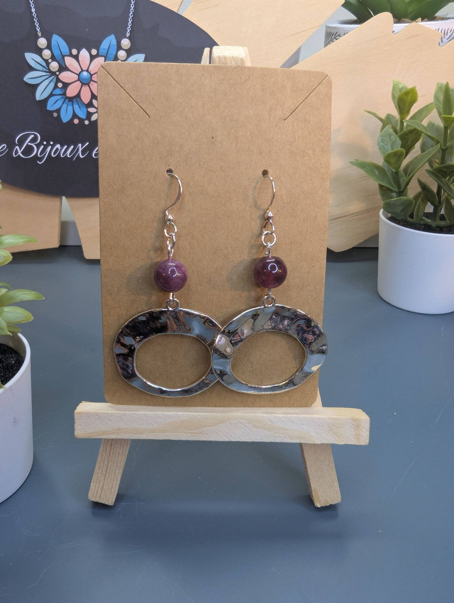 Boucle d&#039;oreilles avec perles naturelle et anneau argenté.