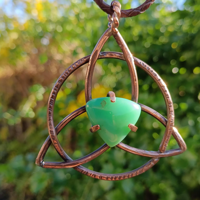Pendentif Triquetra en cuivre et chrysoprase 