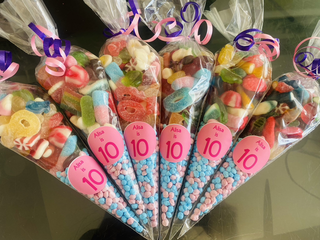 Party sweet cones with purple and pink ribbon 