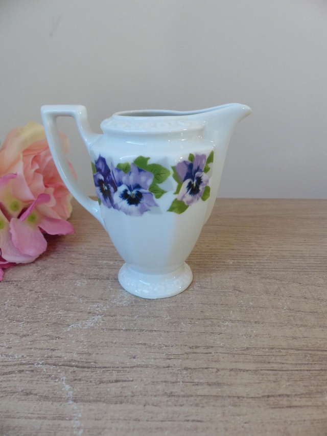 Petit pot à lait en porcelaine décor fleuri, pot à crème Rosenthal Allemagne vintage, crémier décoré de pensées fleurs du jardin violettes