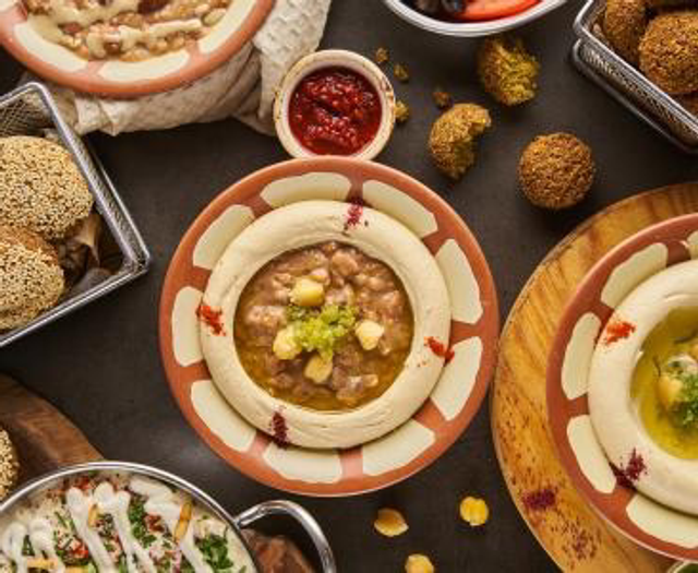 Frühstück  foul humus Fateh falafel mit tea 