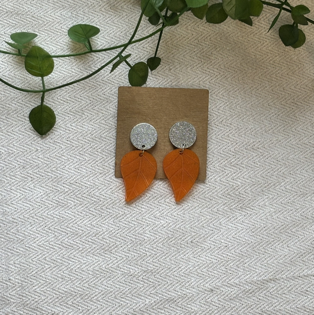 Boucles d’oreilles résine feuille oranges et argentées