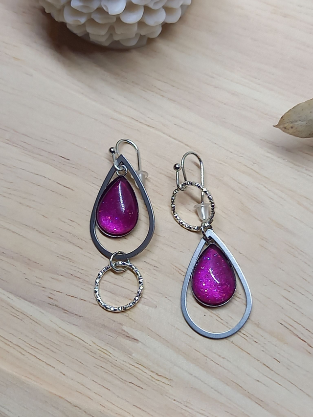 Boucles d&#039;oreilles asymétriques - cabochon rose foncé goutte / goutte métal argenté / cercle texturé argenté / argenté