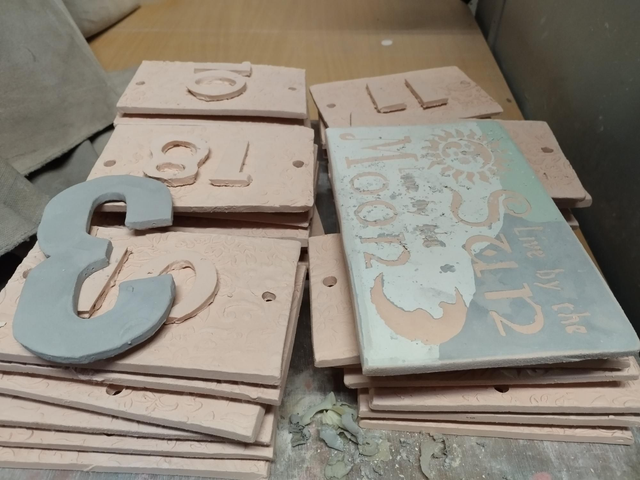 PLAQUE DE MAISON: Live by the Sun, Love by the Moon 18,2 x 11,2 cm