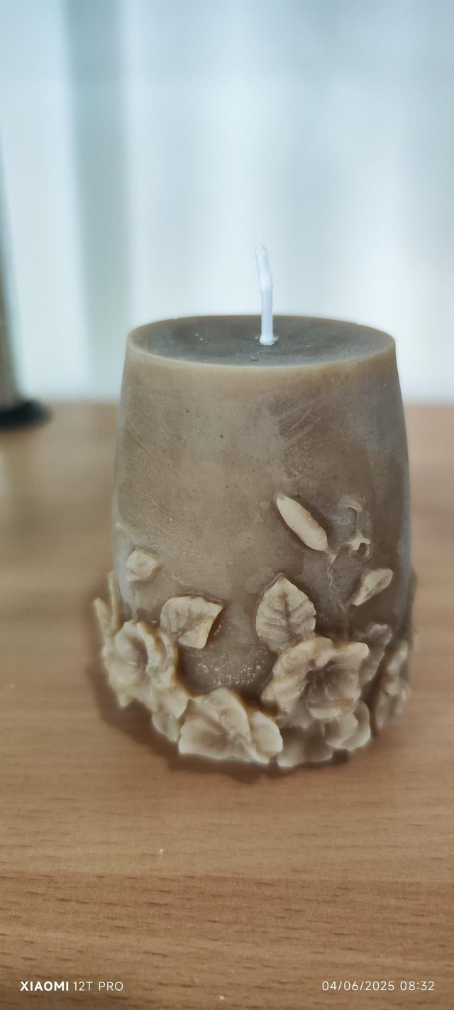 Candela con fiori in basso