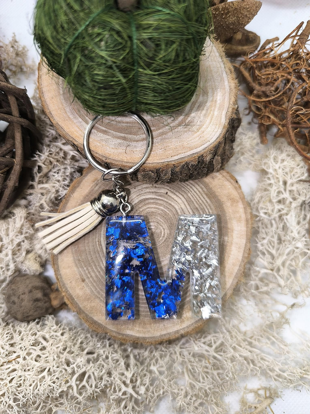 Porte clés initiale &quot;M&quot; feuilles bleu et argentées