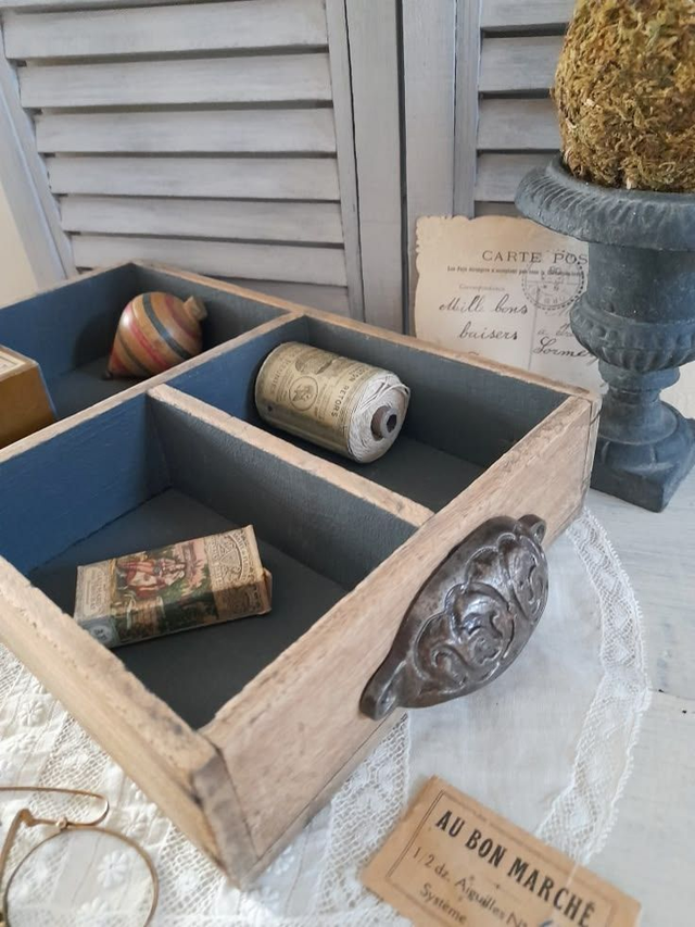 Tiroir ancien à casiers poignée coquille