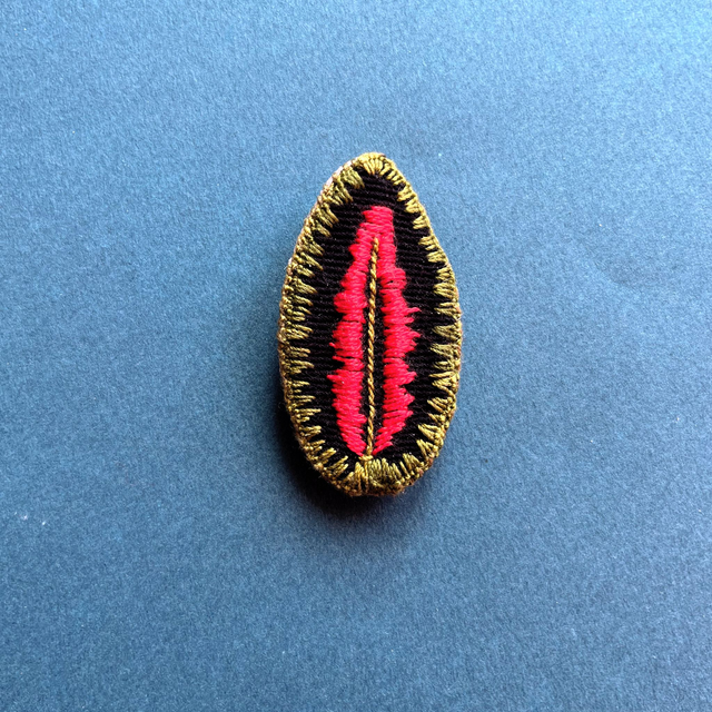 Broche brodée feuille rouge, noir, kaki.