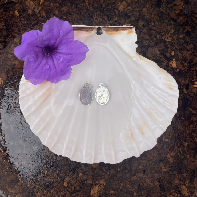 Médaille avec cordon bleu turquoise et gris nylon