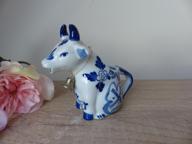 Crémier Vache avec cloche dorée Delf Blue – Pot à lait en céramique peint main – Artisanat hollandais vintage cuisine rétro ou collection