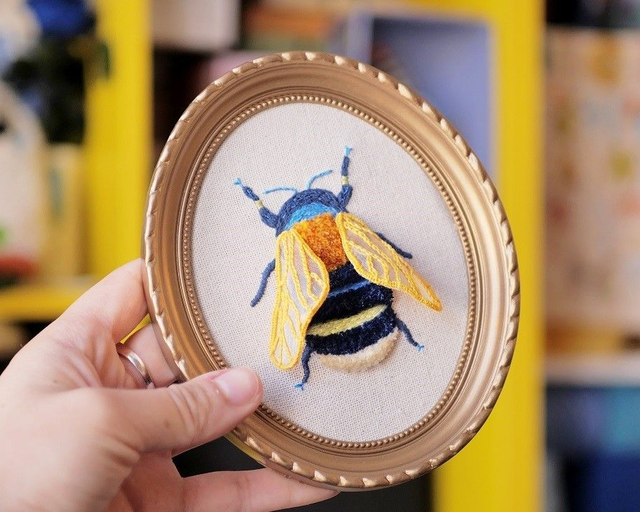 Ma Bumble Bee – Stumpwork & Punch Needle · 12 cm