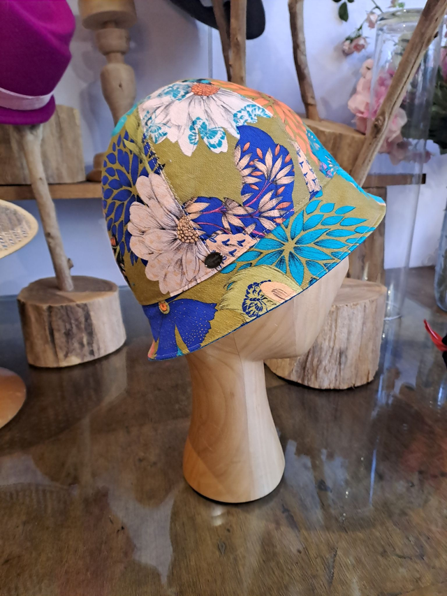 Cloche réversible, extérieur tissu coton motifs, intérieur coton turquoise