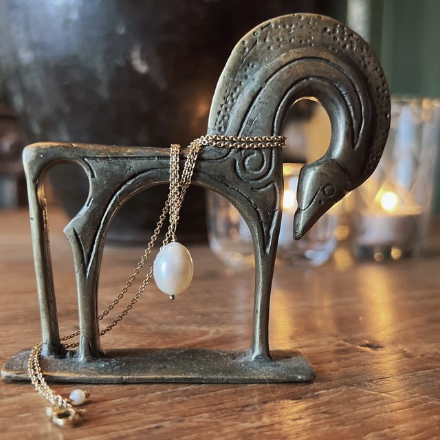 Vergulde ketting met witte zoetwater pareldruppel 