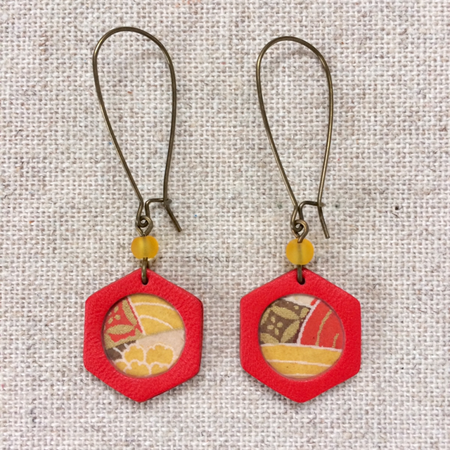 Boucles d’oreilles « Diapason » bronze, cuir rouge et papier washi moutarde, beige et rouge