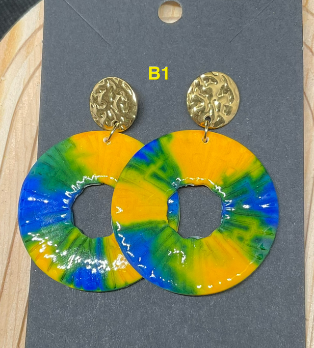 Boucles d’oreilles pendantes  en pâte polymère et resineUV ;PUCES argentées ou dorées en acier inoxydable 