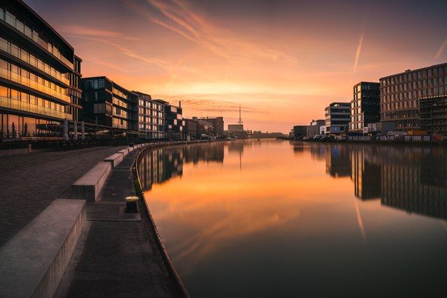 Kanalufer im Abendrot