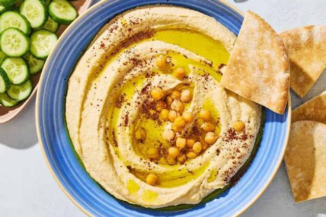 4 Hummus -Creme aus pürierten Kichererbsen,Sesampaste,Olivenöl,Zitronensaft,Kreuzkümmel