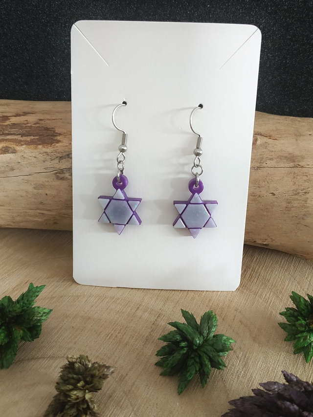 Boucles d'oreilles étoile violette sur ton blanc
