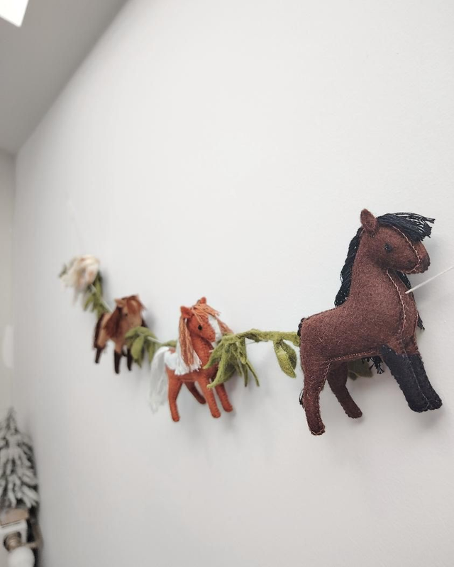 Tribu du Pré - Guirlande murale cheval
