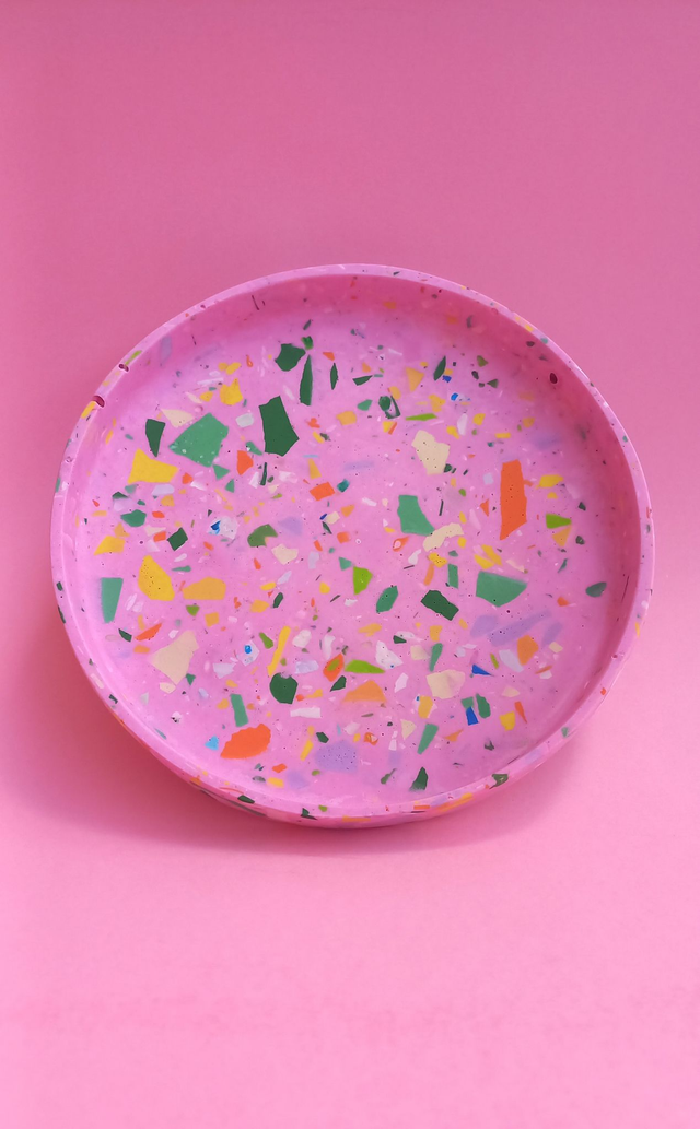 Różowa taca dekoracyjna, lastryko, okrągła podstawka na akcesoria, 16 cm