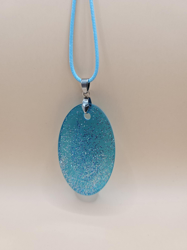 Pendentif en résine - Oval bleu glacier à paillettes