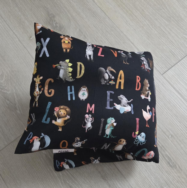 Wohlfühlkissen "klein" 25x50cm schwarzen mit Buchstaben 