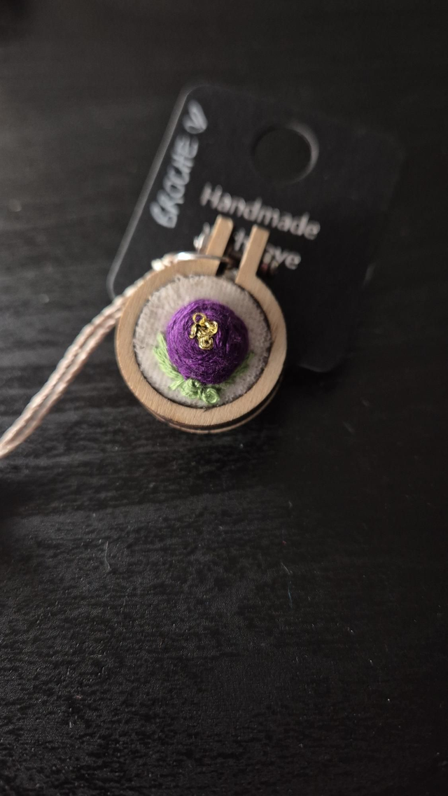 Broche tiny embroidery "Anémone"