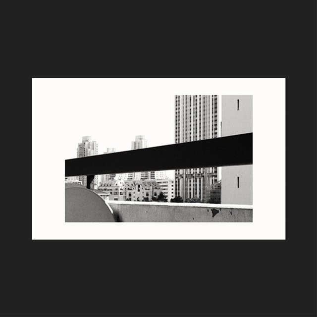 Les Vues, depuis un balcon (Noir bleuté et ocre)