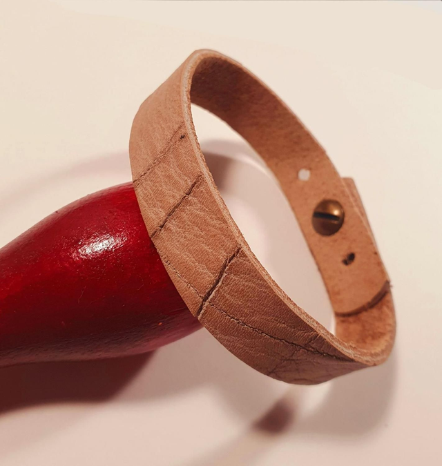 Bracelet en cuir beige rayé