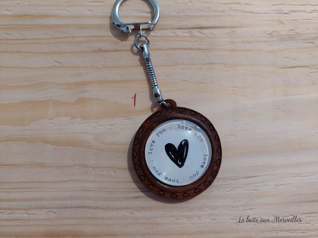 Porte-clé cabochon bois Message love