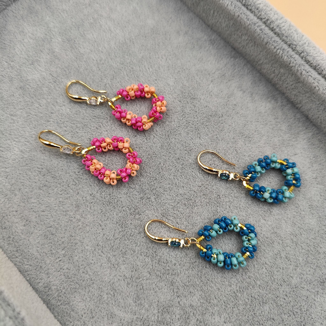 Boucles d’oreilles pendantes en forme de poire avec perles colorées - 2 couleurs disponibles : bleu et rose/beige