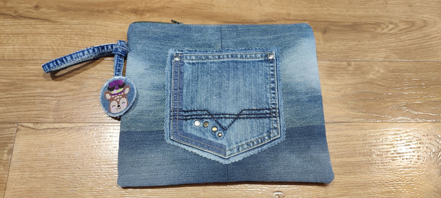 Pochette plate upcyclée jean et canevas version 1
