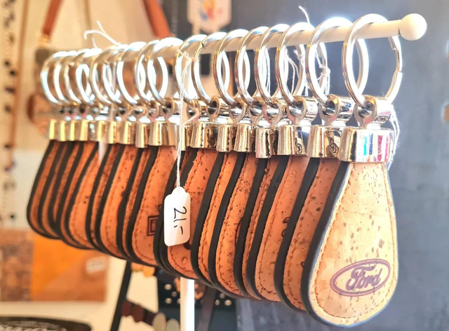 Porte-clés marque voiture sur liège naturel 