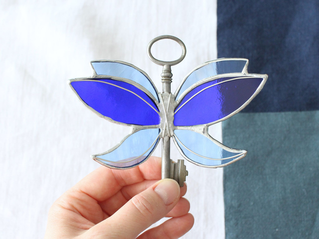 🗝️ Clé volante féerique "Freya" en vitrail 