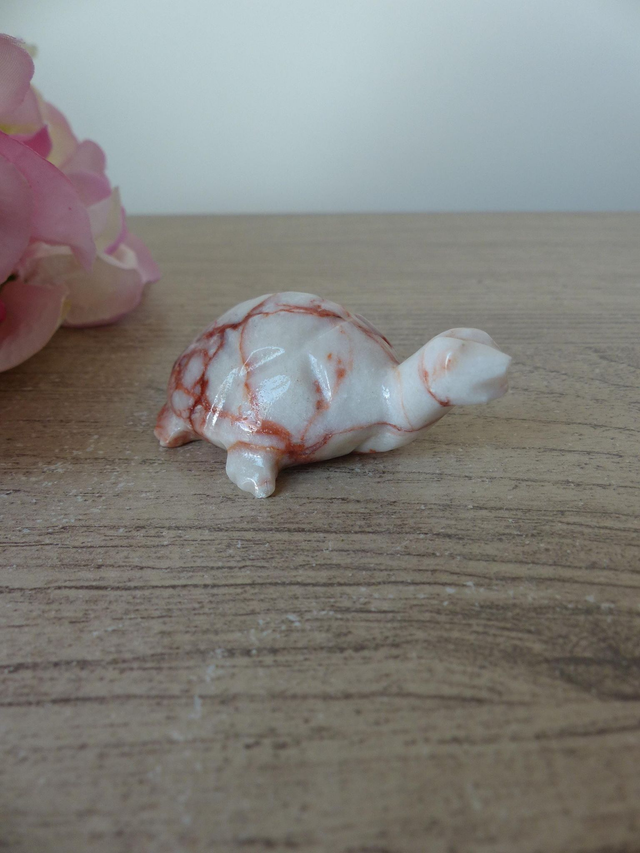 Sculpture de tortue en pierre jaspe veiné rouge, figurine tortue pierre de guérison, cadeau collection petits animaux en pierre artisanat