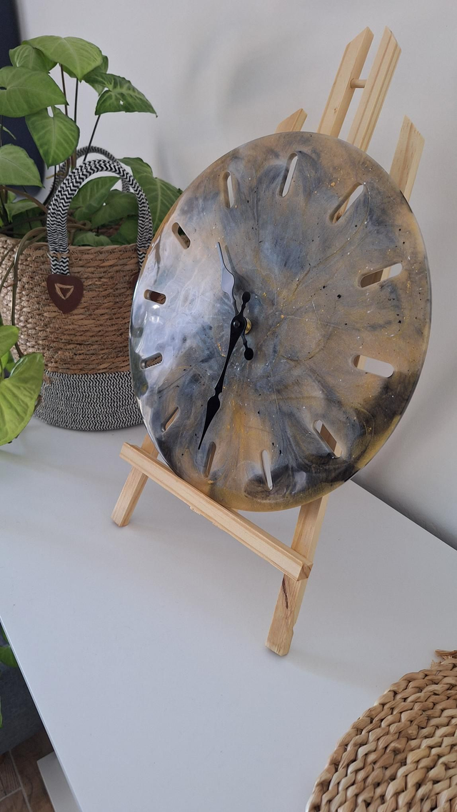 Horloge sur trépied 