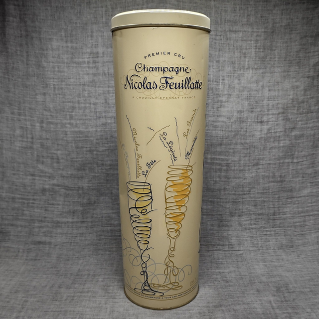 Nicolas Feuillatte | Ronde lange metalen verpakkingsdoos met deksel &#039;Champagne Plezier&#039; (diameter 10,5 cm | hoogte 32,5 cm) | Vintage