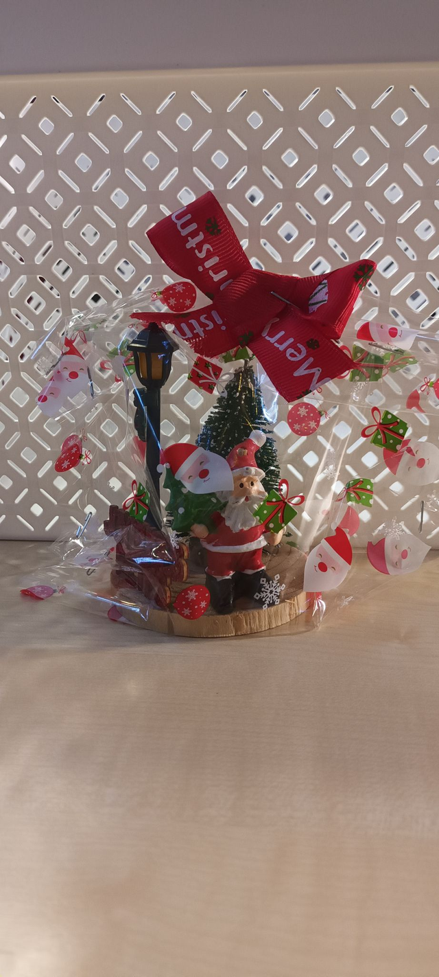 Décoration  Noel  _ Le Père Noel avec son sapin et son lampadaire 