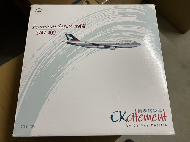 1:200 Cathay Pacific B747-400 Herpa Wings / On board shop