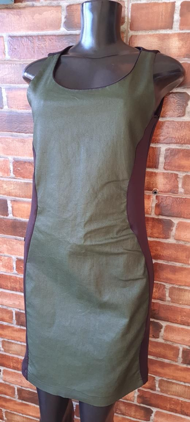 Vestido Preto Com Detalhes Verde Na Frente, Tubinho, T/G. 