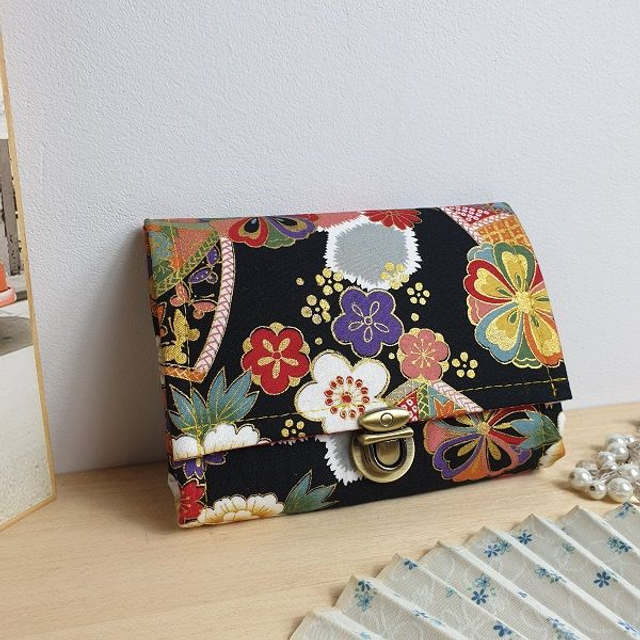 Portefeuille court à fermoir &quot;Kana&quot; noir