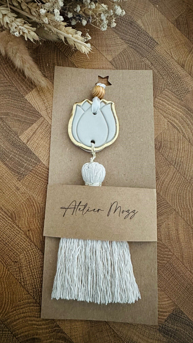 TULIPE Suspension en argile pompon en macramé